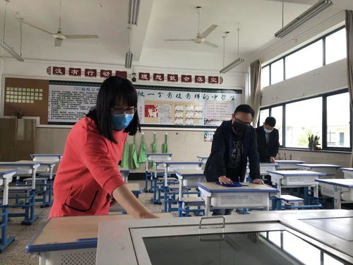 黨旗飄揚(yáng)下，黨員教師志愿服務(wù)為生命護(hù)航